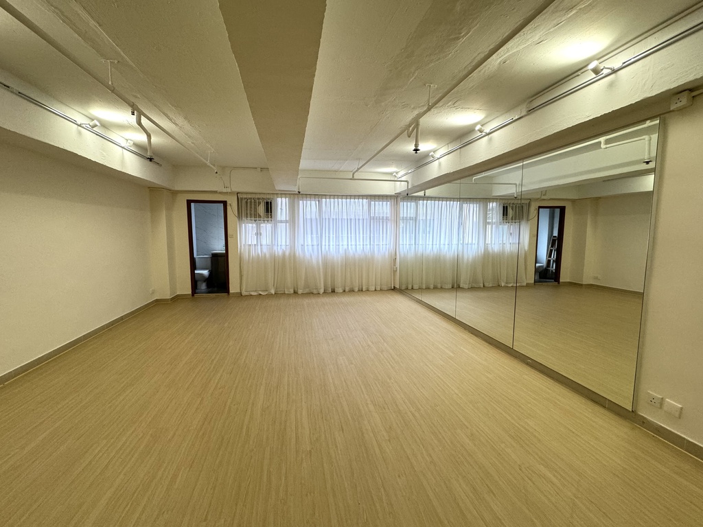 成業工業大廈(有鏡牆, 內廁)